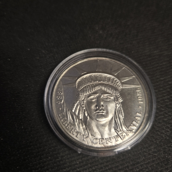 c Beautiful 1 Troy Ounce .999 Fine Silver Statue Of Liberty Commemorative Coin - Picture 1 of 4